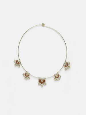 Carmine crest haar necklace 3