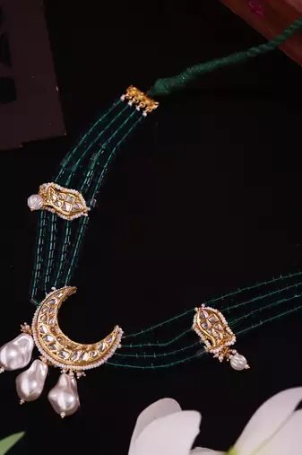 Hariri haar necklace