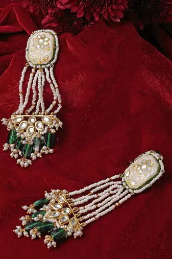 Beige drop earring