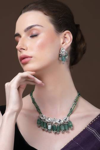 Fiza haar necklace