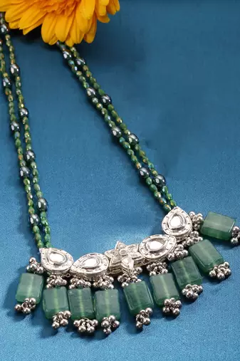 Fiza haar necklace