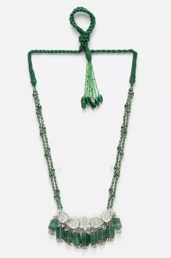 Fiza haar necklace