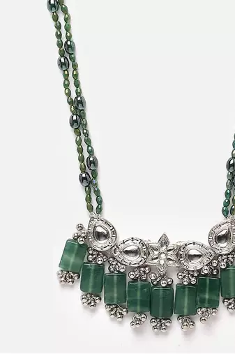 Fiza haar necklace