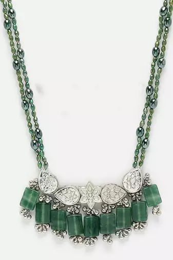 Fiza haar necklace