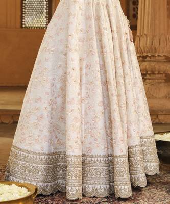 Mehnoor Maryam Dasiy Ivory Heavy Lehenga Set 4