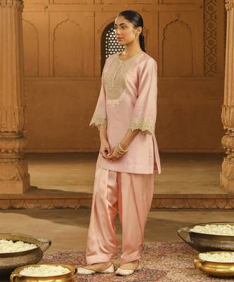 Mehnoor arisa blush pink short kurta with salwar set 2