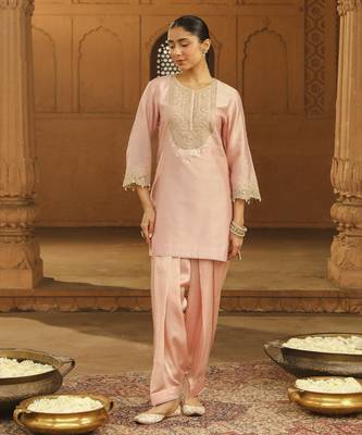 Mehnoor arisa blush pink short kurta with salwar set 1