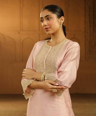 Mehnoor arisa blush pink short kurta with salwar set 5