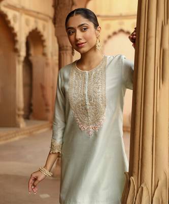Mehnoor arisa misty green short kurta with salwar set 3