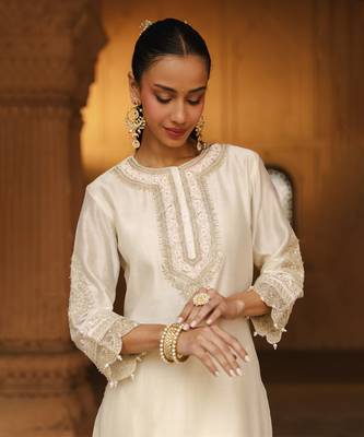 Mehnoor anika daisy ivory short kurta with dhoti set 3