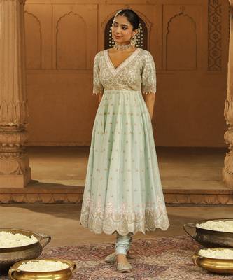 Mehnoor ayda blush pink short kurta with sharara and dupatta set 2