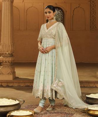 Mehnoor ayda blush pink short kurta with sharara and dupatta set 1
