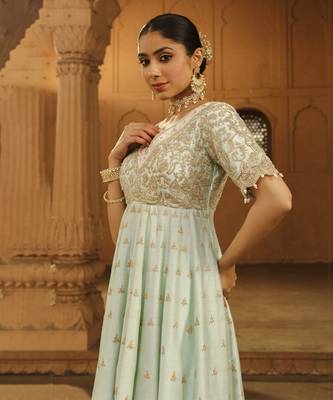 Mehnoor ayda blush pink short kurta with sharara and dupatta set 4