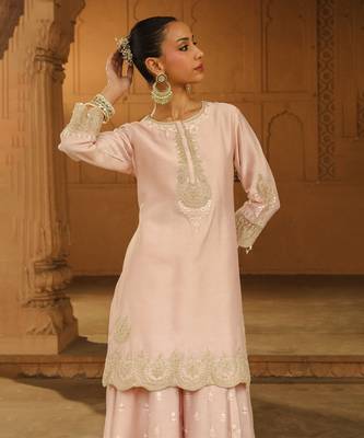 Mehnoor ayda off-rose short kurta with sharara and dupatta set 3