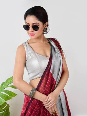 Aakar red handloom linen saree with white zari stripe 4
