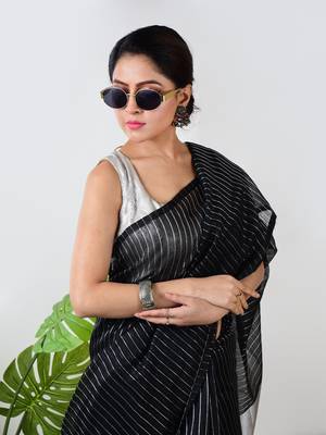 Aakar black handloom linen saree with white zari stripe 5