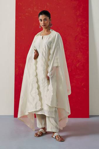 Off White Straight Fit Thread Work Embroidery Chanderi Kurta Set 