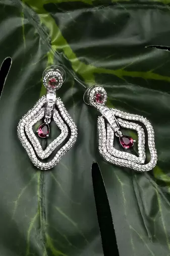 Exquisite red ad leaf earrings