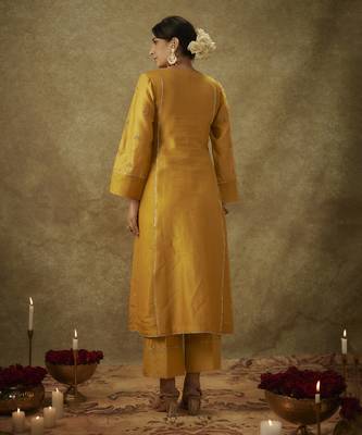 Anabia yellow hand woven chanderi slik suit set with zardozi embrodiery. 4