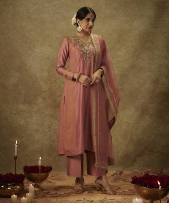 Raisa blush pink hand woven chanderi slik suit set with zardozi embrodiery. 1