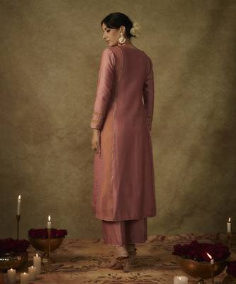 Raisa blush pink hand woven chanderi slik suit set with zardozi embrodiery. 3
