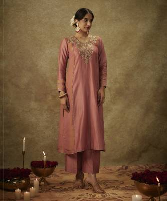 Raisa blush pink hand woven chanderi slik suit set with zardozi embrodiery. 4