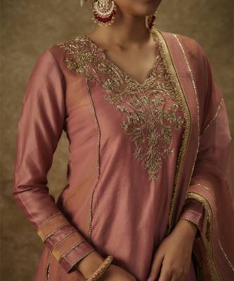 Raisa blush pink hand woven chanderi slik suit set with zardozi embrodiery. 5