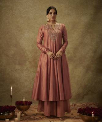 Ara blush pink hand woven chanderi slik suit set with zardozi embrodiery. 4