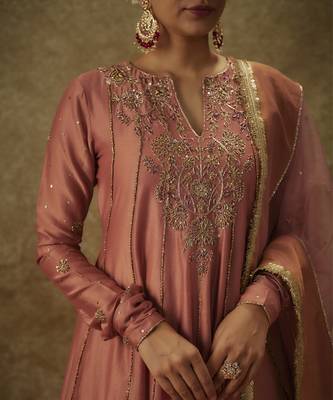 Ara blush pink hand woven chanderi slik suit set with zardozi embrodiery. 5