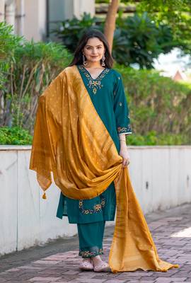Women Embroidered Regular Thread Work Kurti with Trousers & With Dupatta 1