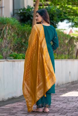 Women Embroidered Regular Thread Work Kurti with Trousers & With Dupatta 2