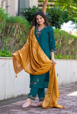 Women Embroidered Regular Thread Work Kurti with Trousers & With Dupatta 3