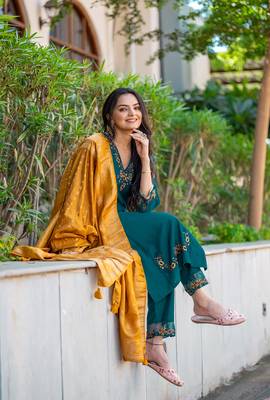 Women Embroidered Regular Thread Work Kurti with Trousers & With Dupatta 4