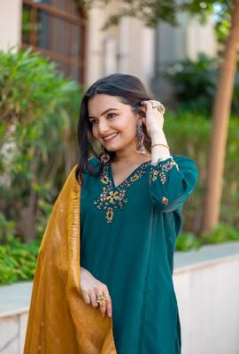 Women Embroidered Regular Thread Work Kurti with Trousers & With Dupatta 5