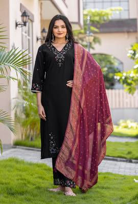 Women Embroidered Regular Thread Work Kurti with Trousers & With Dupatta 1
