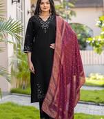 Women Embroidered Regular Thread Work Kurti with Trousers & With Dupatta