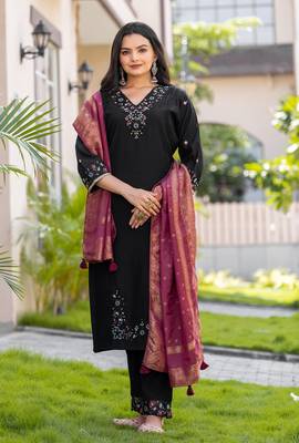 Women Embroidered Regular Thread Work Kurti with Trousers & With Dupatta 3
