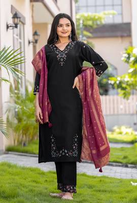 Women Embroidered Regular Thread Work Kurti with Trousers & With Dupatta 4