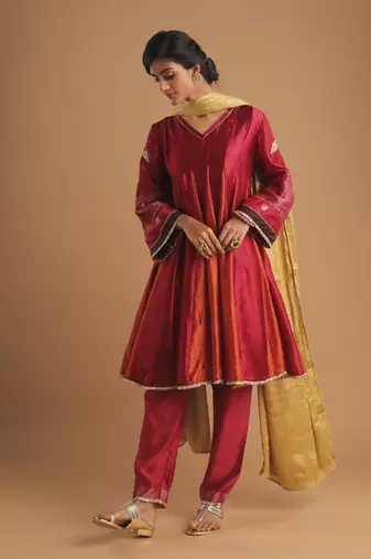 Apsara gulal kurta set