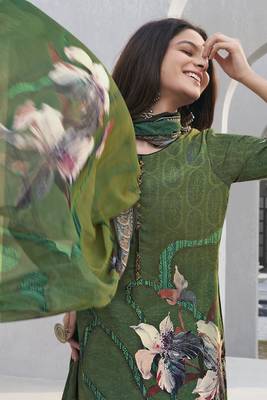 Green crepe fabric ceremonial salwar suit 2