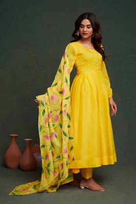 Yellow viscosee organza fabric salwar kameez with sophisticated hand printed 5