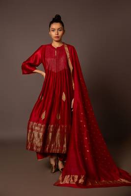 Red benerasi border kurta set 1