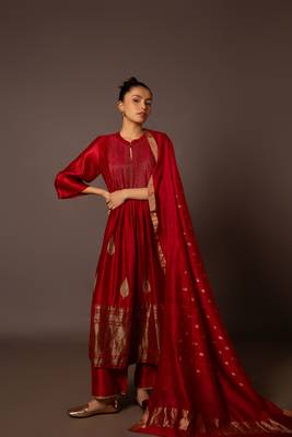 Red benerasi border kurta set 3
