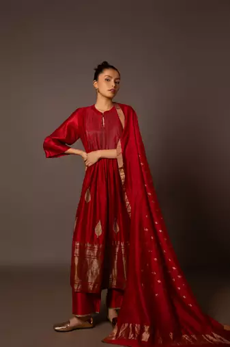Red benerasi border kurta set