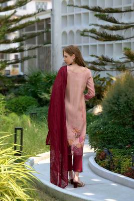 Mojilaa women's peach tissue silk embroidered straight kurta with pant & printed dupatta 2