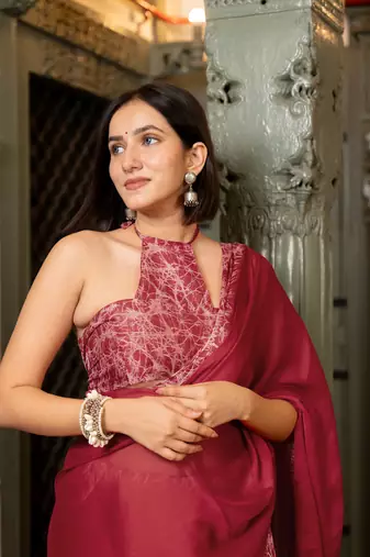 Crimson red chiffon solid abstract print saree with unstitched blouse piece