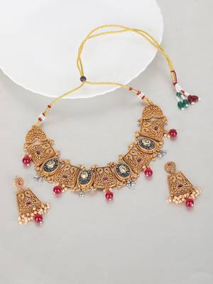 Antique gold-plated temple necklace set with kundan and pearl beads 3