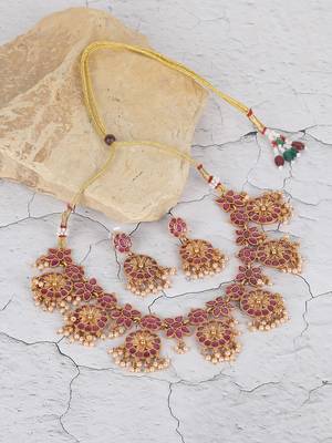Traditional gold-plated kundan necklace set with pearl drops 3