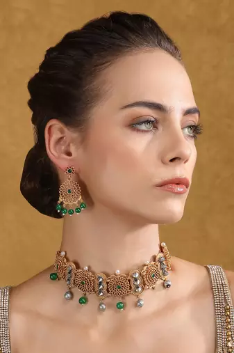 Antique gold-plated choker necklace set with green beads