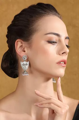 Tribal-inspired silver-plated earrings with pearl accents